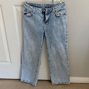 Light Wash Denim Jeans in mid rise.